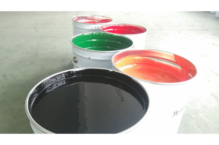 Ứng dụng lớp cách nhiệt và chống thấm mái bằng polyurethane xốp cộng với việc phun sơn màu PU làm lớp bảo vệ.